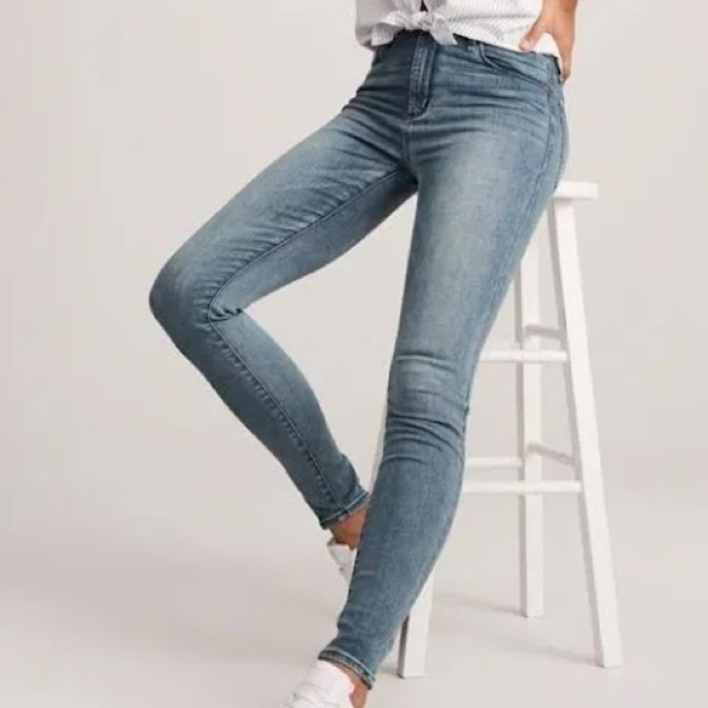 Abercrombie & Fitch womens Simone high rise skinny Jean. Size 6